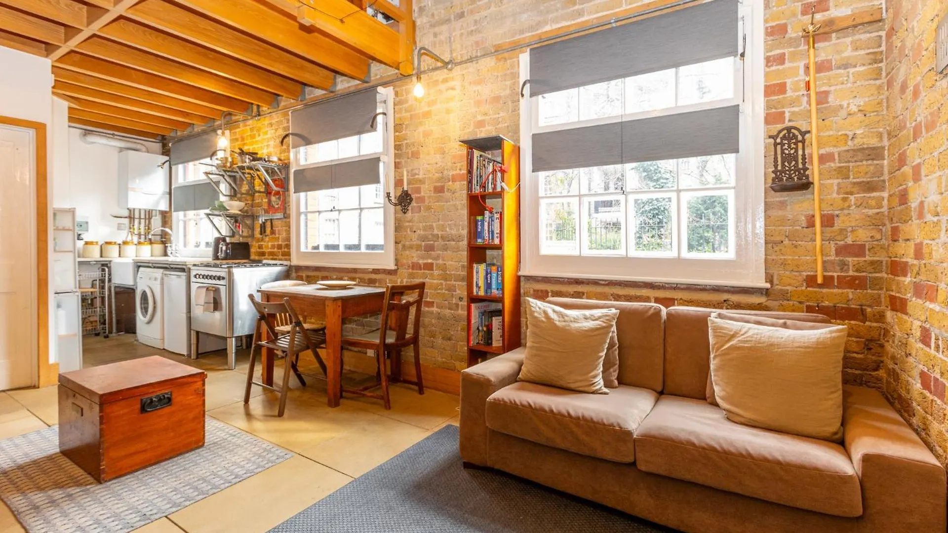 Unique Detached House Wprivate Courtyard, London location